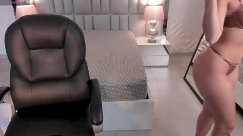 Snapshot of naomisainz chatting on October 5, 2025, 12:47 pm Naomi online show from October 5, 2025, 12:47 pm