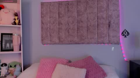 Snapshot of naomisanz_ chatting on February 1, 2026, 1:37 am Laura online show from February 1, 2026, 1:37 am