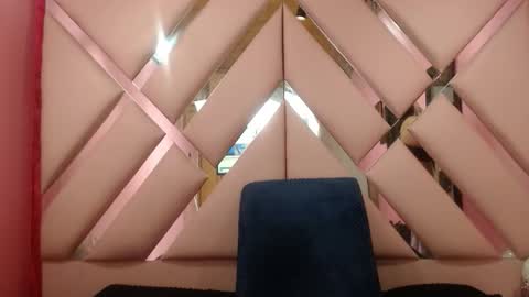 nathaly low online show from December 18, 2025, 3:12 am