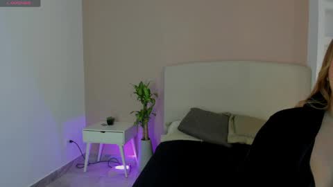 NATHALY  online show from April 18, 2026, 10:41 am