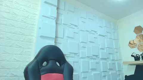 Kitten online show from November 24, 2025, 11:32 am