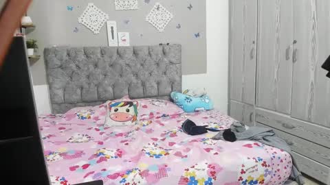 nay_and_aleja online show from December 4, 2024, 6:00 am