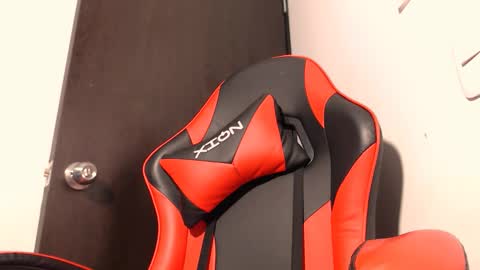 Laura   online show from November 7, 2025, 11:05 pm