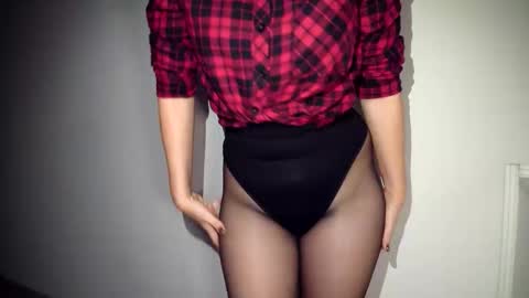 Snapshot of nerii11i chatting on December 4, 2025, 7:39 am Crystal New online show from December 4, 2025, 7:39 am