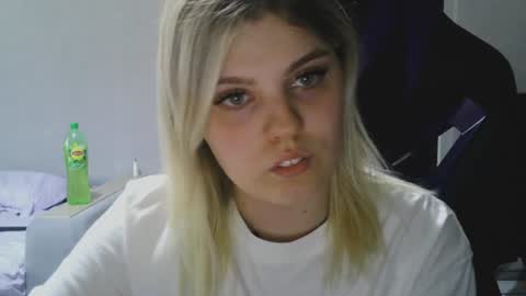 Snapshot of never_enoughh chatting on August 4, 2026, 4:31 pm never_enoughh online show from August 4, 2026, 4:31 pm