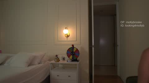 Snapshot of newmollybrooke chatting on September 24, 2025, 11:08 pm all my links Here online show from September 24, 2025, 11:08 pm