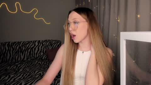 Snapshot of neyrmina chatting on December 5, 2024, 12:33 pm Mina online show from December 5, 2024, 12:33 pm