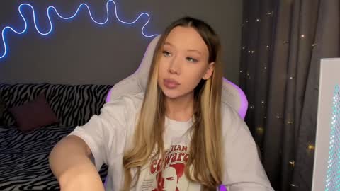 Snapshot of neyrmina chatting on December 17, 2024, 2:55 pm Mina online show from December 17, 2024, 2:55 pm