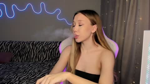 Snapshot of neyrmina chatting on December 21, 2024, 10:50 am Mina online show from December 21, 2024, 10:50 am