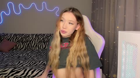 Snapshot of neyrmina chatting on January 8, 2025, 12:15 pm Mina online show from January 8, 2025, 12:15 pm