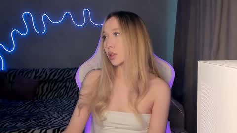 Snapshot of neyrmina chatting on February 10, 2025, 12:08 pm Mina online show from February 10, 2025, 12:08 pm