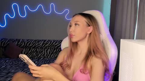 Snapshot of neyrmina chatting on February 28, 2025, 10:09 am Mina online show from February 28, 2025, 10:09 am