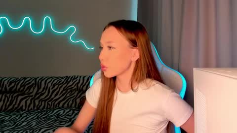 Snapshot of neyrmina chatting on October 1, 2025, 11:27 am Mina online show from October 1, 2025, 11:27 am