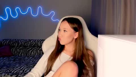 Snapshot of neyrmina chatting on October 31, 2025, 1:34 pm Mina online show from October 31, 2025, 1:34 pm