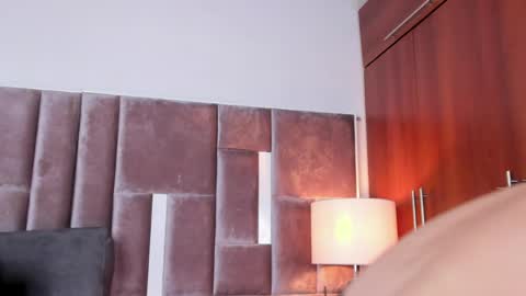 Nia online show from April 22, 2026, 1:56 pm