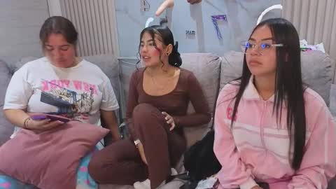 nicky_as online show from November 22, 2025, 4:22 am