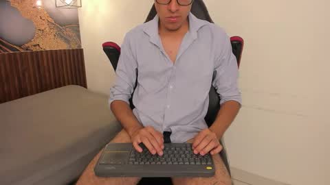 nicolasfine online show from December 1, 2025, 5:40 pm