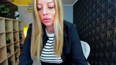 Snapshot of nicole___19 chatting on March 11, 2025, 7:25 pm Nico online show from March 11, 2025, 7:25 pm