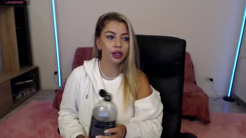 Snapshot of nicole___19 chatting on October 4, 2025, 5:55 pm Nico online show from October 4, 2025, 5:55 pm