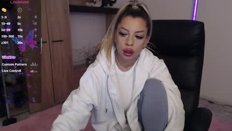 Snapshot of nicole___19 chatting on December 2, 2025, 3:40 pm Nico online show from December 2, 2025, 3:40 pm