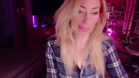 Nicole online show from September 19, 2025, 1:29 am