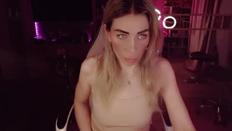 Snapshot of nicole_g0ld_ chatting on May 1, 2026, 9:52 pm Nicole online show from May 1, 2026, 9:52 pm