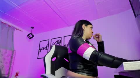 nicolee millerr online show from May 20, 2026, 12:33 pm