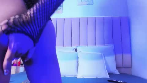 nicolemadrird online show from November 11, 2025, 8:09 pm