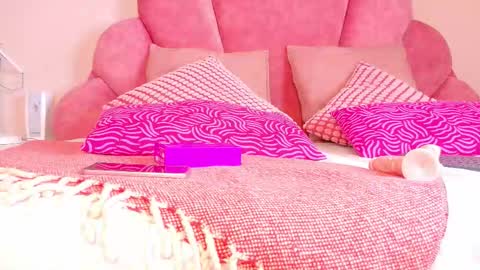 N I C O L E T  online show from November 25, 2025, 7:58 pm