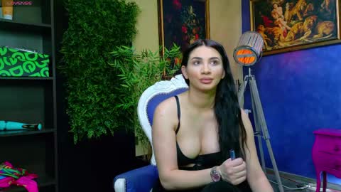 Nicolle online show from April 14, 2026, 10:43 am