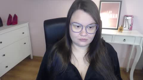 Snapshot of nightholly chatting on February 10, 2026, 5:33 am Holly online show from February 10, 2026, 5:33 am