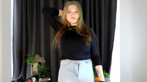 Snapshot of nightsaffron chatting on December 1, 2025, 7:35 am Azalea online show from December 1, 2025, 7:35 am