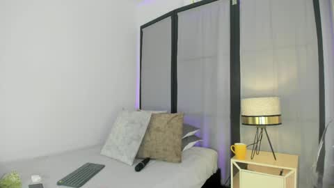 Niicole online show from April 16, 2026, 7:58 pm