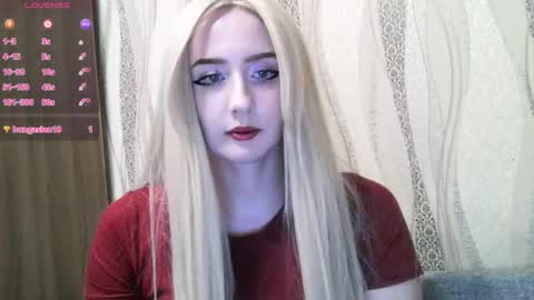 Nikki Roseanna online show from November 18, 2025, 4:11 pm