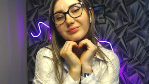 nikkikiss___ online show from May 16, 2026, 3:22 pm