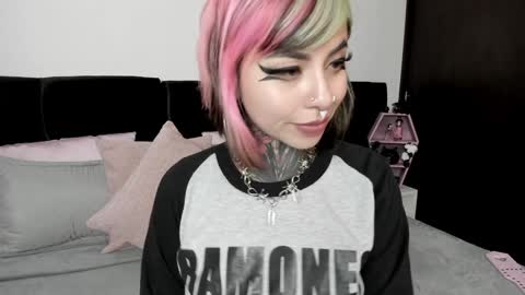 Nikki Ramone   online show from January 3, 2025, 6:03 pm