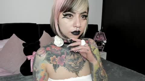 Nikki Ramone   online show from January 8, 2025, 12:05 pm