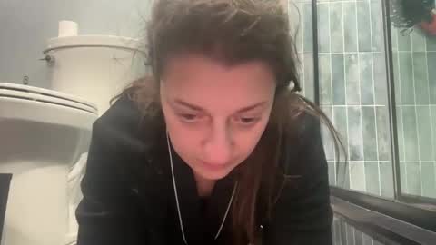 nikkisnow1 online show from November 26, 2025, 4:35 am