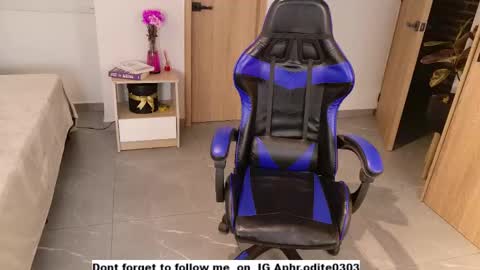 Snapshot of nikol_je chatting on February 24, 2025, 8:47 pm Nicole cam online show from February 24, 2025, 8:47 pm