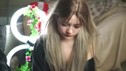 nikoli_naw online show from September 12, 2025, 4:23 am