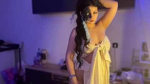 nikoli_naw online show from October 29, 2025, 6:42 pm