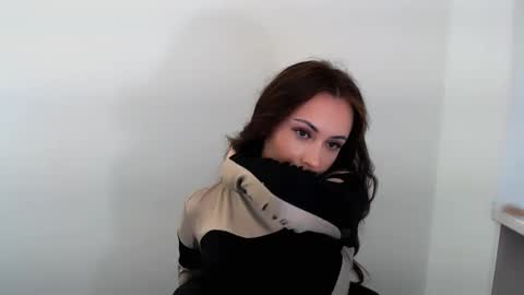 Snapshot of nikonara_ chatting on October 15, 2025, 12:38 pm nikonara_ online show from October 15, 2025, 12:38 pm