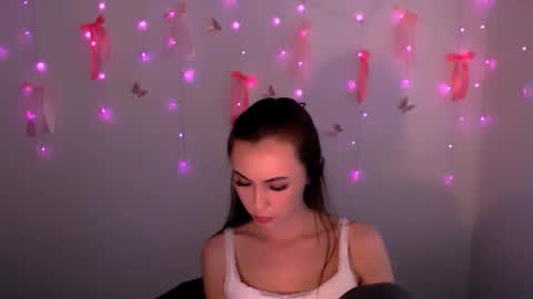 nikonara_ online show from June 3, 2026, 2:33 pm