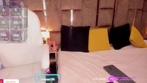     NIKY     online show from October 25, 2025, 10:37 pm