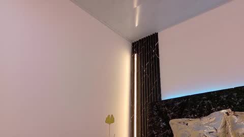  NIKY SMIT  online show from February 17, 2025, 11:34 am