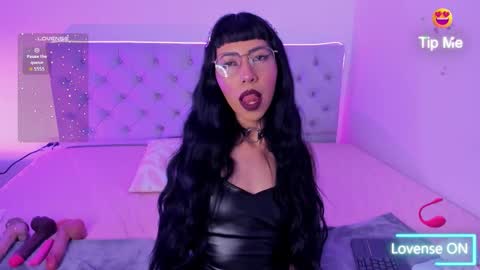 Nina Fox  online show from October 20, 2025, 6:03 am