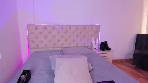 Nina Fox  online show from March 27, 2026, 5:23 pm