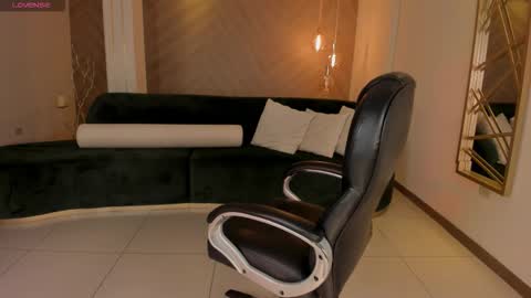 Nina online show from October 28, 2025, 2:48 am