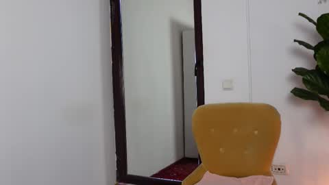 NinaCrystal online show from November 4, 2025, 10:25 am