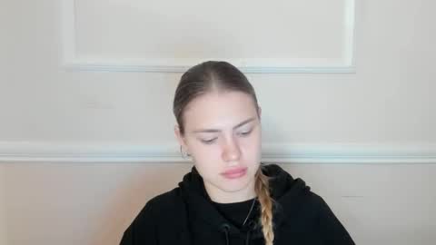 ninarihh online show from November 19, 2025, 10:48 am